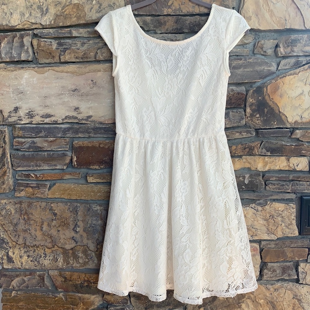 White lace short dress with cal sleeves. Size small. Mudd brand